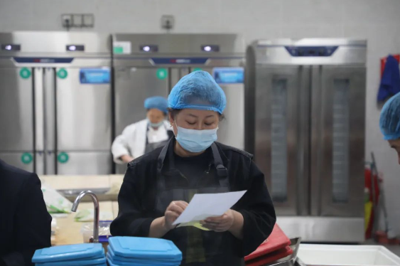 食堂工作人员为一线职工筹备午餐.png