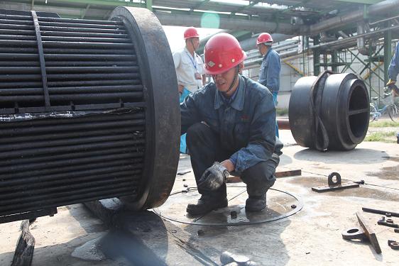 检建车间“老杜」佚在专心算帐加氢换热器