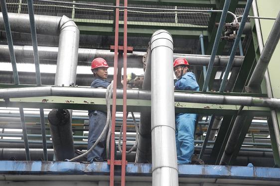 造氢车间万勇、李卫平在管架上装置安全阀