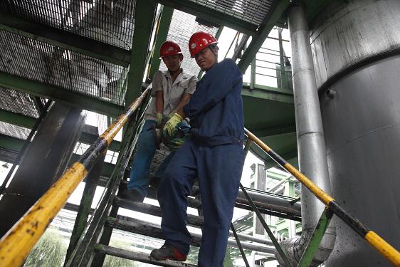 造氢车间乔松涛、高建华合力搬运检建设备