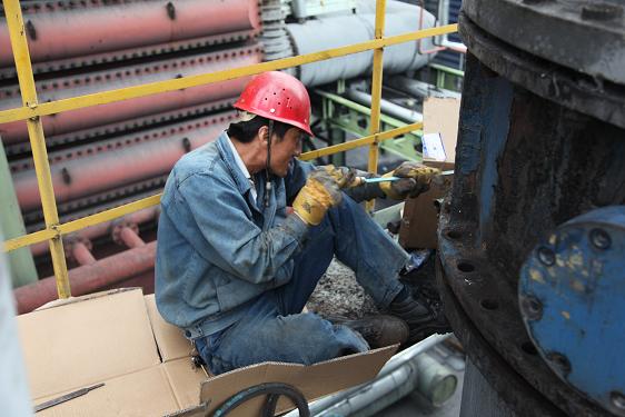 检建车间王维宝在焦化车间更换间冷塔入口阀门垫片