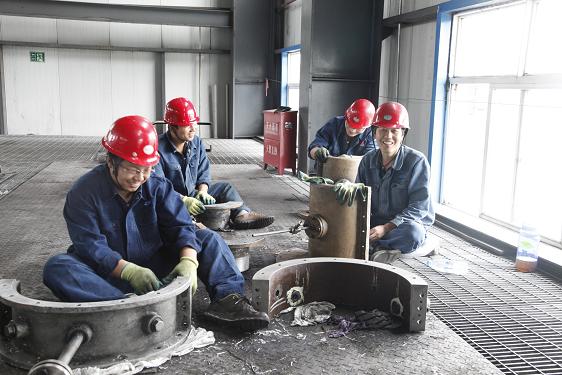 离心压缩机的检建是一项精密而又繁沉的工作。检建车间工作人员和造氢车间姬智裕等在算帐设备零件。