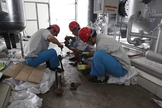 公用车间刘建刚、霍乐乐、张卫强检建造氮机丝杠压盖