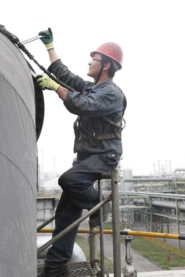 造氢车间朱恒在塔受骗真工作